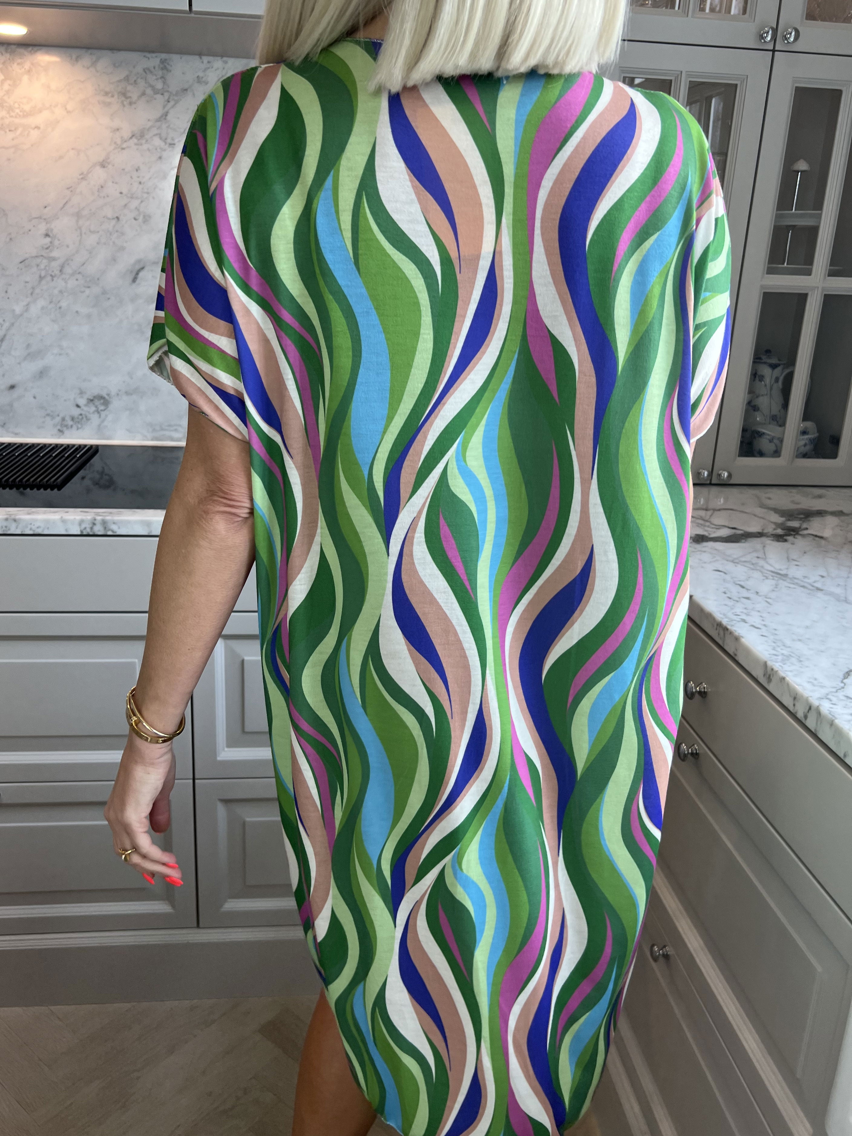 Kirsa Dress - Mjuk flerfärgad klänning med v-ringning